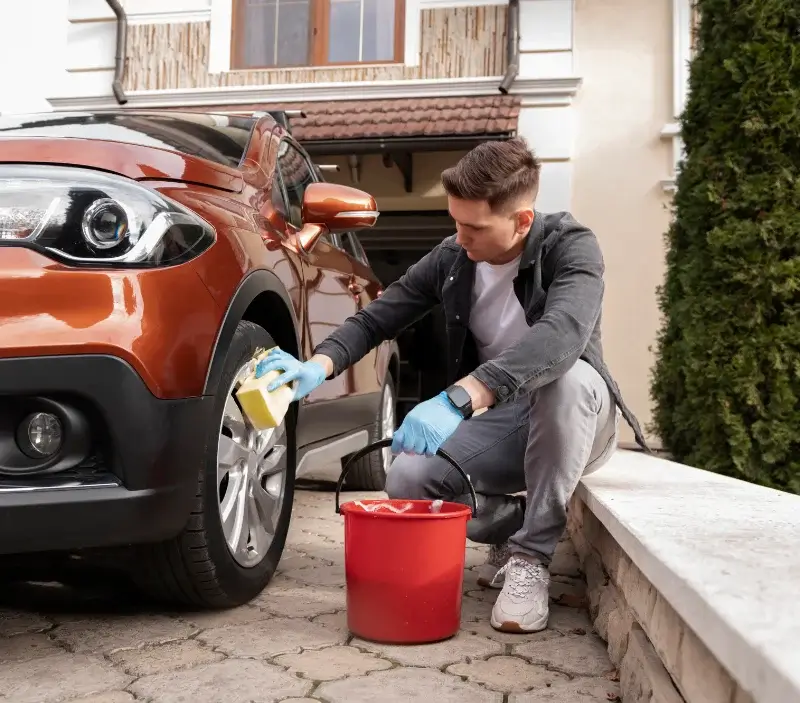Lavage auto à domicile Razimet : professionnel intervenant sur un véhicule